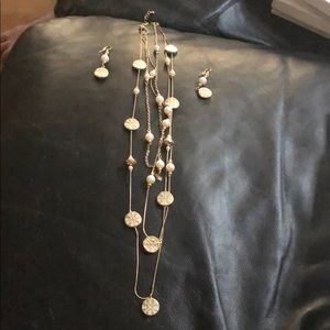 Necklace and earring set gold and pearl style